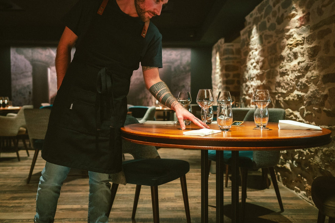 Découvrez l’Art du Tablier Artisan : Élégance et Fonctionnalité pour Tous les Passionnés !